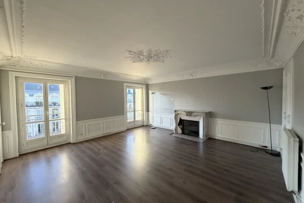 Bureau privé - 75003 - 7 postes - 2800€