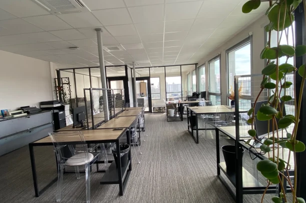 Open Space - 69570 - 6 postes - 250€