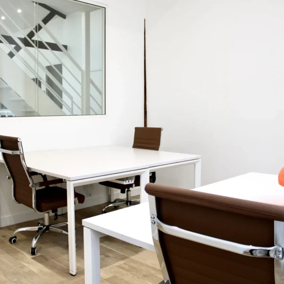 Bureau privé 20 m² 5 postes Coworking Rue Bichat Paris 75010 - photo 4