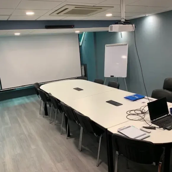 Bureau privé 15 m² 2 postes Coworking Allée de l'Europe Entzheim 67960 - photo 1