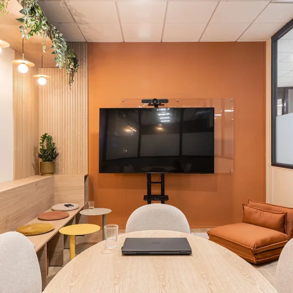 Bureau privé 16 m² 3 postes Coworking Rue des Frères Lumière Chassieu 69680 - photo 3