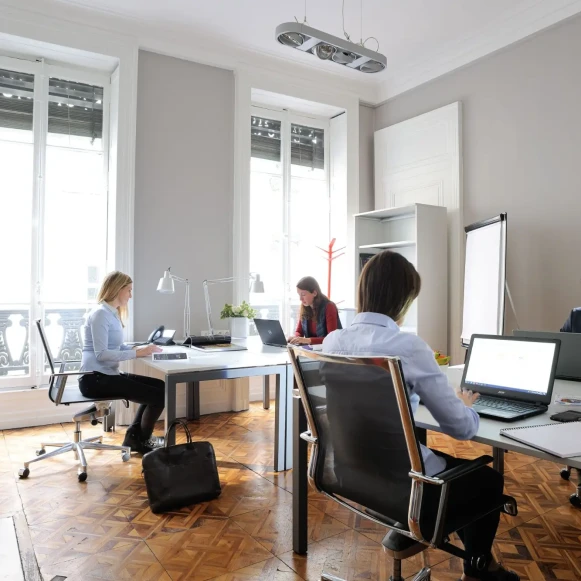 Bureau privé 17 m² 3 postes Coworking Rue d'Algérie Lyon 69001 - photo 1