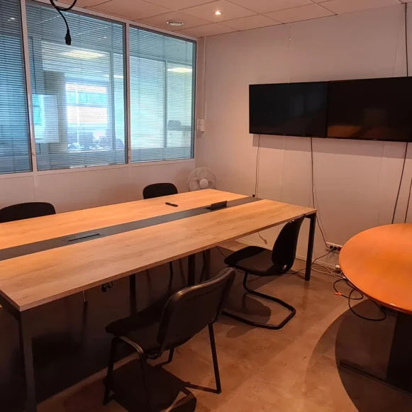 Bureau privé 13 m² 2 postes Coworking Square Benjamin Franklin Montigny-le-Bretonneux 78180 - photo 6