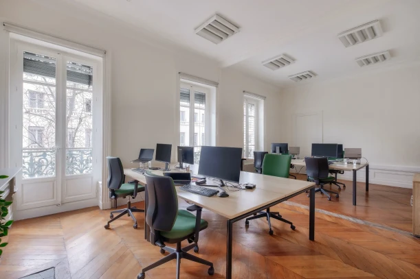 Espace indépendant - 69001 - 12 postes - 5200€