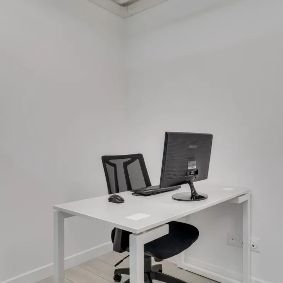 Bureau privé 13 m² 3 postes Location bureau Rue Rennequin Paris 75017 - photo 4