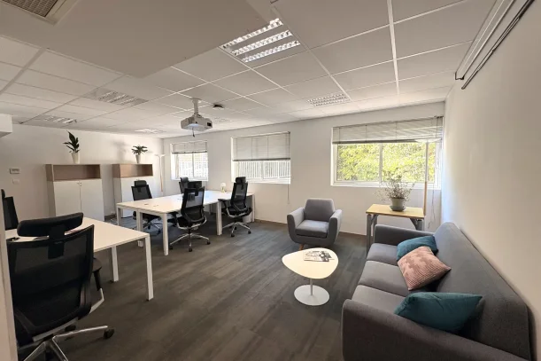 Bureau privé - 13008 - 8 postes - 2429€
