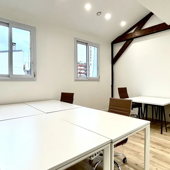 Bureau privé 35 m² 8 postes Coworking Rue Bichat Paris 75010 - photo 1