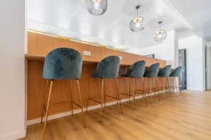 Open Space - 06200 - 4 postes - 180€