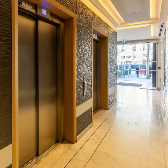 Bureau privé 465 m² 60 postes Location bureau Rue Royale Paris 75008 - photo 2