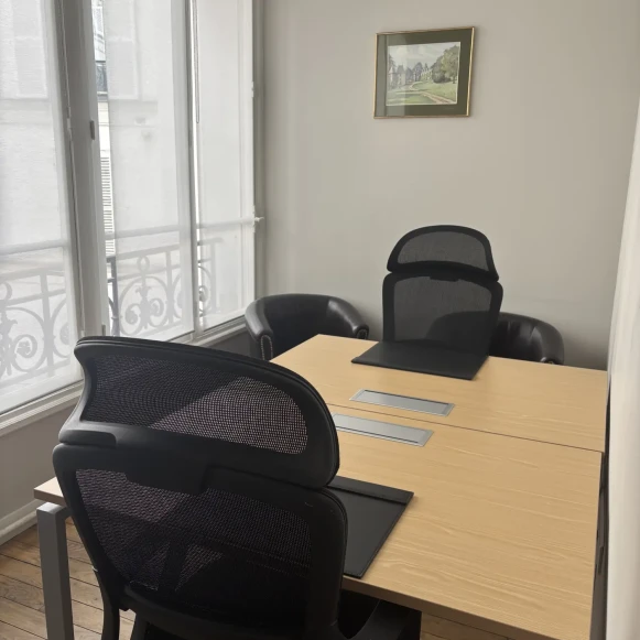 Bureau privé 11 m² 2 postes Location bureau Rue de Naples Paris 75008 - photo 1