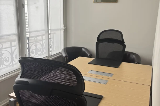 Bureau privé - 75008 - 2 postes - 980€