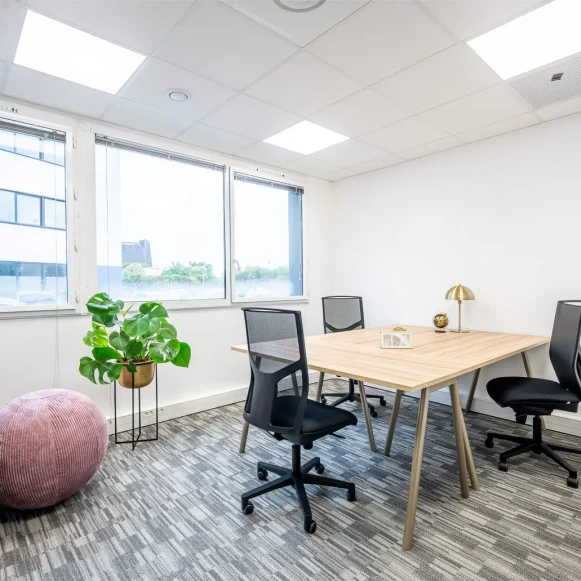 Bureau privé 14 m² 3 postes Coworking Rue des Courtillons Bruz 35170 - photo 1