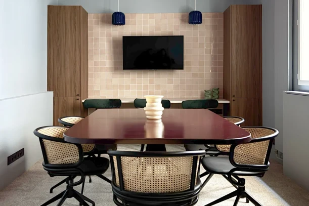 Espace indépendant - 75007 - 13 postes - 5850€