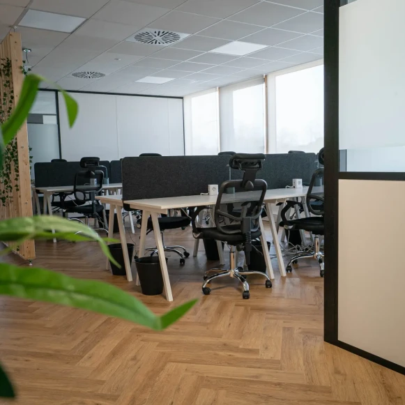Bureau privé 11 m² 2 postes Coworking Avenue de Canteranne Pessac 33600 - photo 2