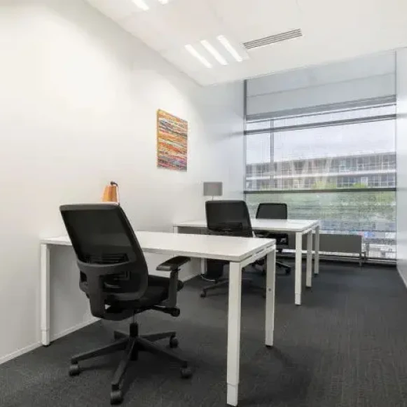 Bureau privé 12 m² 3 postes Location bureau Place du Cornillon Saint-Denis 93200 - photo 1