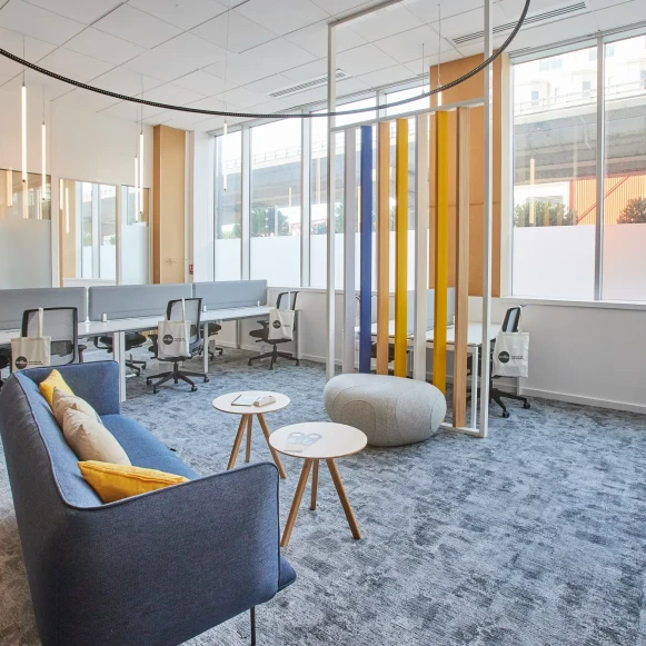 Bureau privé 15 m² 2 postes Location bureau Quai du Lazaret Marseille 13002 - photo 1