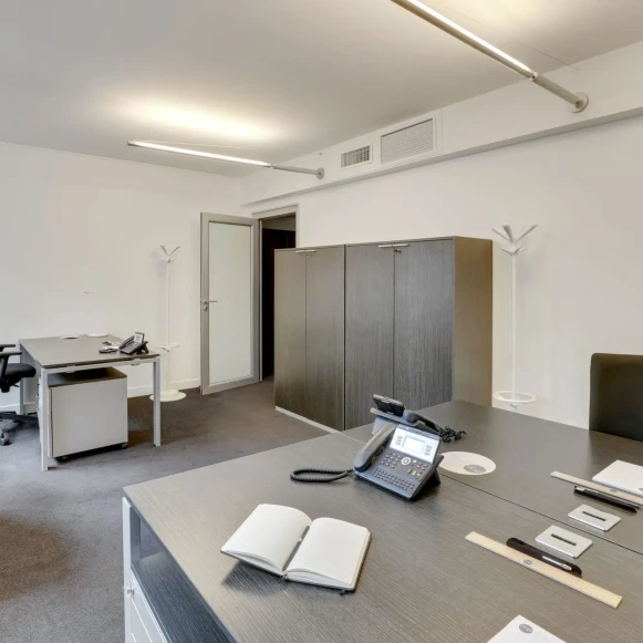 Bureau privé 20 m² 8 postes Location bureau Rue Quentin-Bauchart Paris 75008 - photo 2