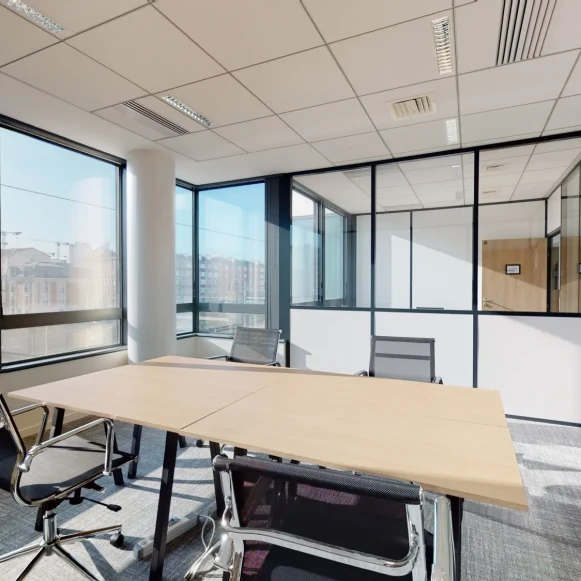 Bureau privé 18 m² 5 postes Coworking Rue Rouget de Lisle Suresnes 92150 - photo 1