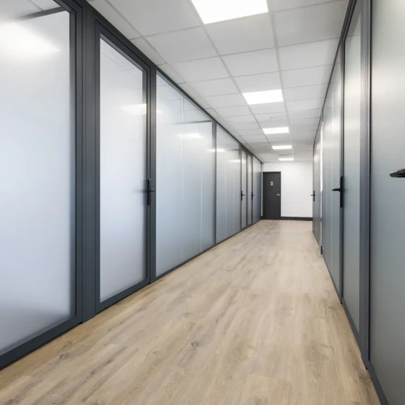 Bureau privé 20 m² 6 postes Location bureau Rue du Général Malleret Joinville Vitry-sur-Seine 94400 - photo 8