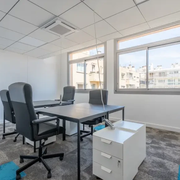 Bureau privé 16 m² 4 postes Coworking Boulevard de la Corderie Marseille 13007 - photo 1