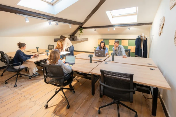 Open Space - 33000 - 15 postes - 300€