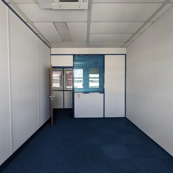 Bureau privé 15 m² 3 postes Location bureau Rue André Citroën Clichy 92110 - photo 1