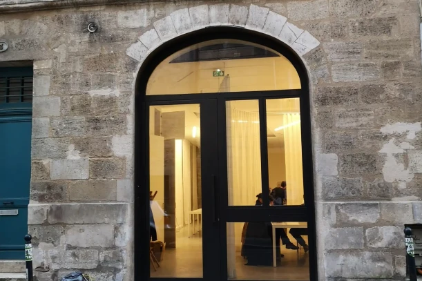 Open Space - 33800 - 8 postes - 250€