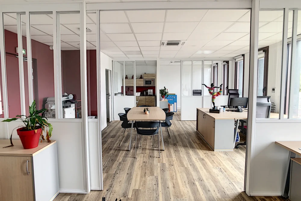 Open Space - 73000 - 4 postes - 250€