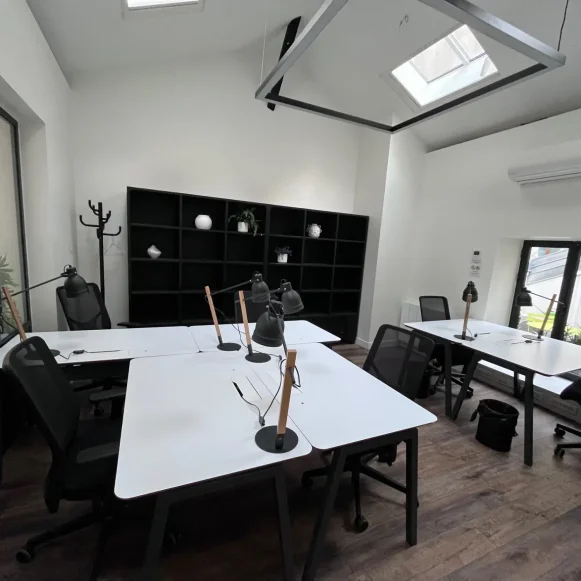 Bureau privé 25 m² 6 postes Location bureau Rue de Tocqueville Paris 75017 - photo 1
