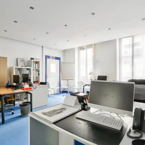 Espace indépendant 150 m² 20 postes Location bureau Rue Rougemont Paris 75009 - photo 2