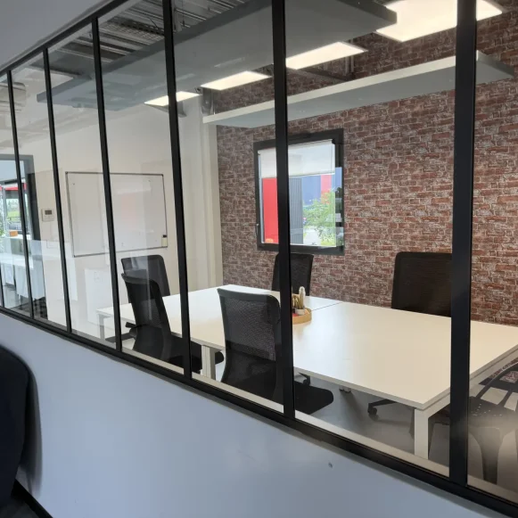 Bureau privé 17 m² 4 postes Coworking Allée Alexander Bell Noyal-Châtillon-sur-Seiche 35230 - photo 1