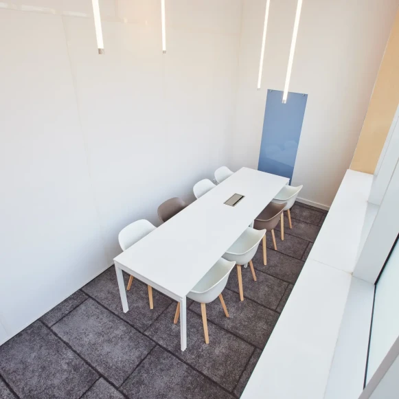 Bureau privé 15 m² 3 postes Location bureau Quai du Lazaret Marseille 13002 - photo 1