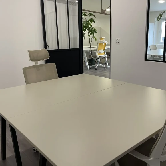 Bureau privé 11 m² 4 postes Coworking Avenue du 8 Mai 1945 Poitiers 86000 - photo 1