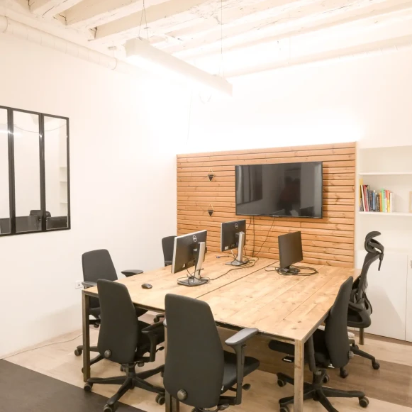 Bureau privé 16 m² 8 postes Coworking Rue du Cloître Saint-Merri Paris 75004 - photo 1