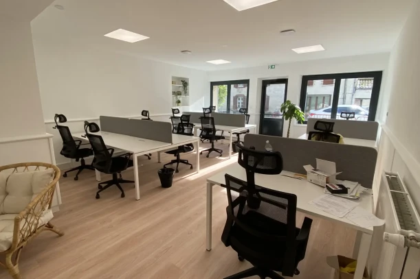 Open Space - 44830 - 8 postes - 210€