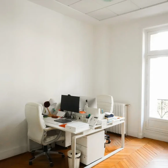 Bureau privé 46 m² 10 postes Location bureau Rue du Général Foy Paris 75008 - photo 2