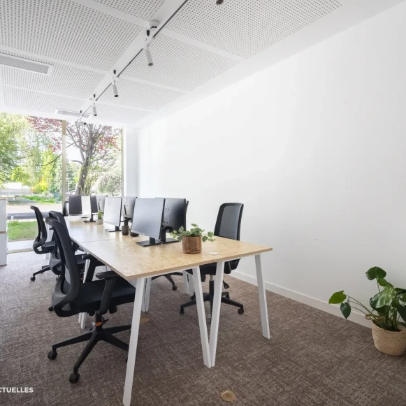 Open Space  12 postes Coworking Rue Stephenson Montigny-le-Bretonneux 78180 - photo 2