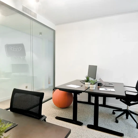 Bureau privé 11 m² 3 postes Coworking Cité d'Angoulême Paris 75011 - photo 2