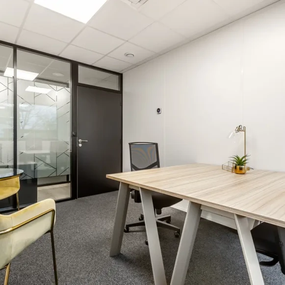 Bureau privé 11 m² 2 postes Coworking Rue Blaise Pascal Élancourt 78990 - photo 2