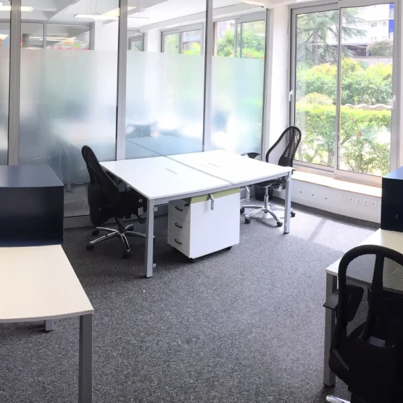 Bureau privé 19 m² 6 postes Coworking Rue des Longs Prés Boulogne-Billancourt 92100 - photo 1