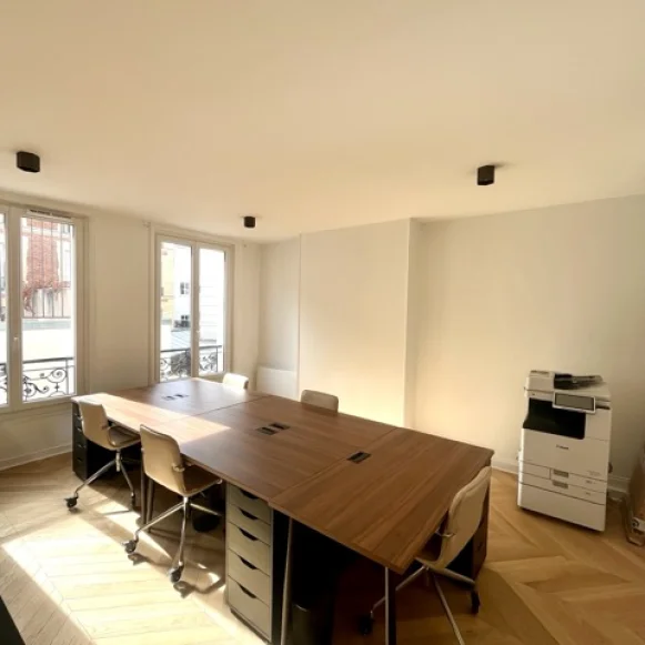 Bureau privé 25 m² 4 postes Location bureau Rue La Fayette Paris 75010 - photo 1