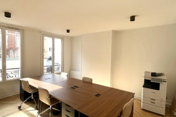 Bureau privé - 75010 - 4 postes - 2200€