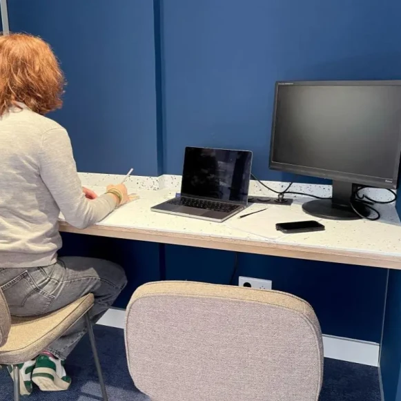 Bureau privé 12 m² 3 postes Coworking Avenue de Corinthe Marseille 13006 - photo 5