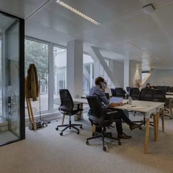 Bureau privé 13 m² 4 postes Coworking Rue des Cuirassiers Lyon 69003 - photo 1