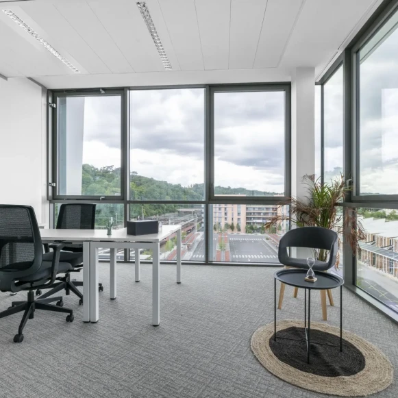 Bureau privé 16 m² 4 postes Coworking Parvis Colonel Arnaud Beltrame Versailles 78000 - photo 5