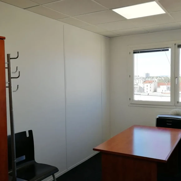 Bureau privé 9 m² 1 poste Coworking Avenue Berthelot Lyon 69008 - photo 1