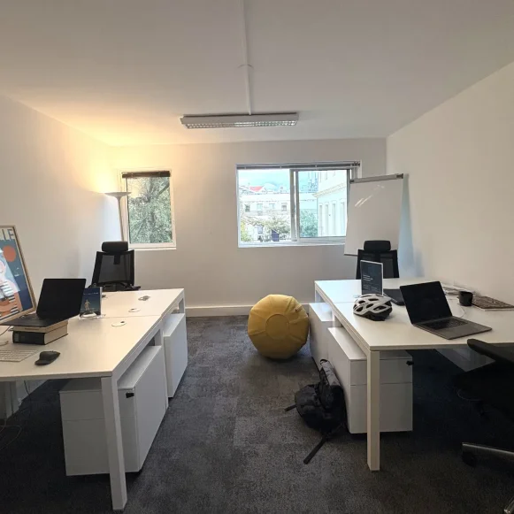 Bureau privé 17 m² 4 postes Coworking Avenue du Prado Marseille 13008 - photo 3