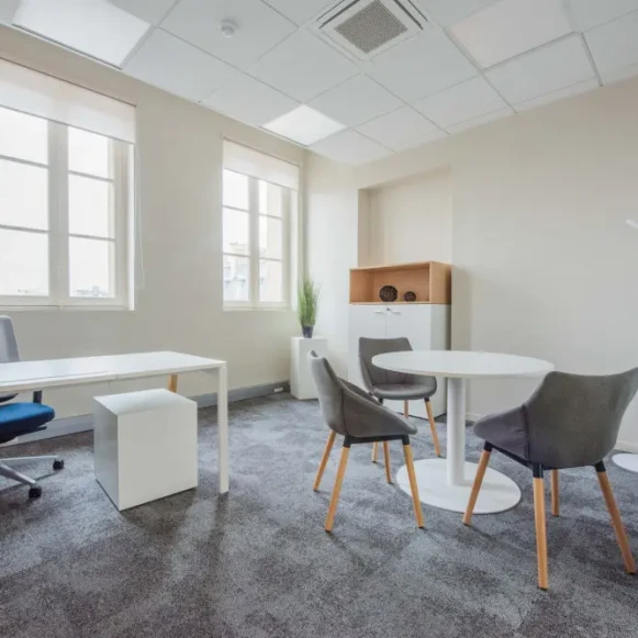 Bureau privé 17 m² 3 postes Coworking Cour du Havre Paris 75008 - photo 1