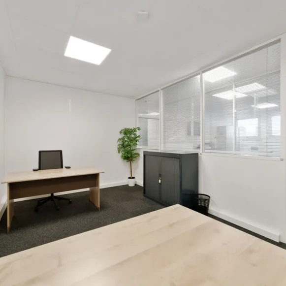 Bureau privé 17 m² 2 postes Location bureau Rue Cartier Bresson Pantin 93500 - photo 1