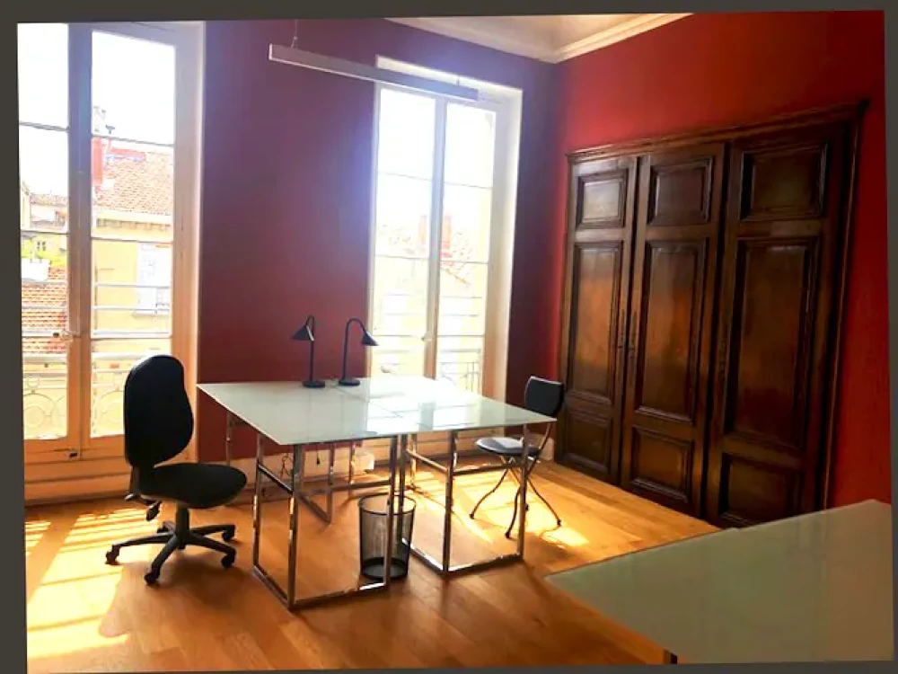 Open Space - 84000 - 18 postes - 200€